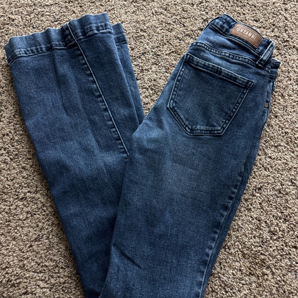 Hardly worn in Good condition 
Shyanne jeans
Size 24 inseam 34